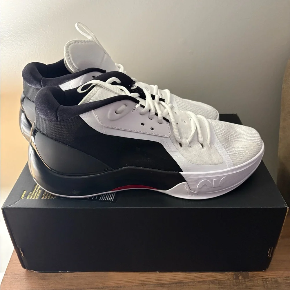Jordan Athletic Shoes in Black and White - Picture 2 of 6